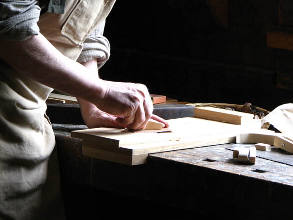 Nacemos de la influencia y formación  heredada en el sector de la <strong>carpintería de madera y ebanistería  en Unzué.</strong>